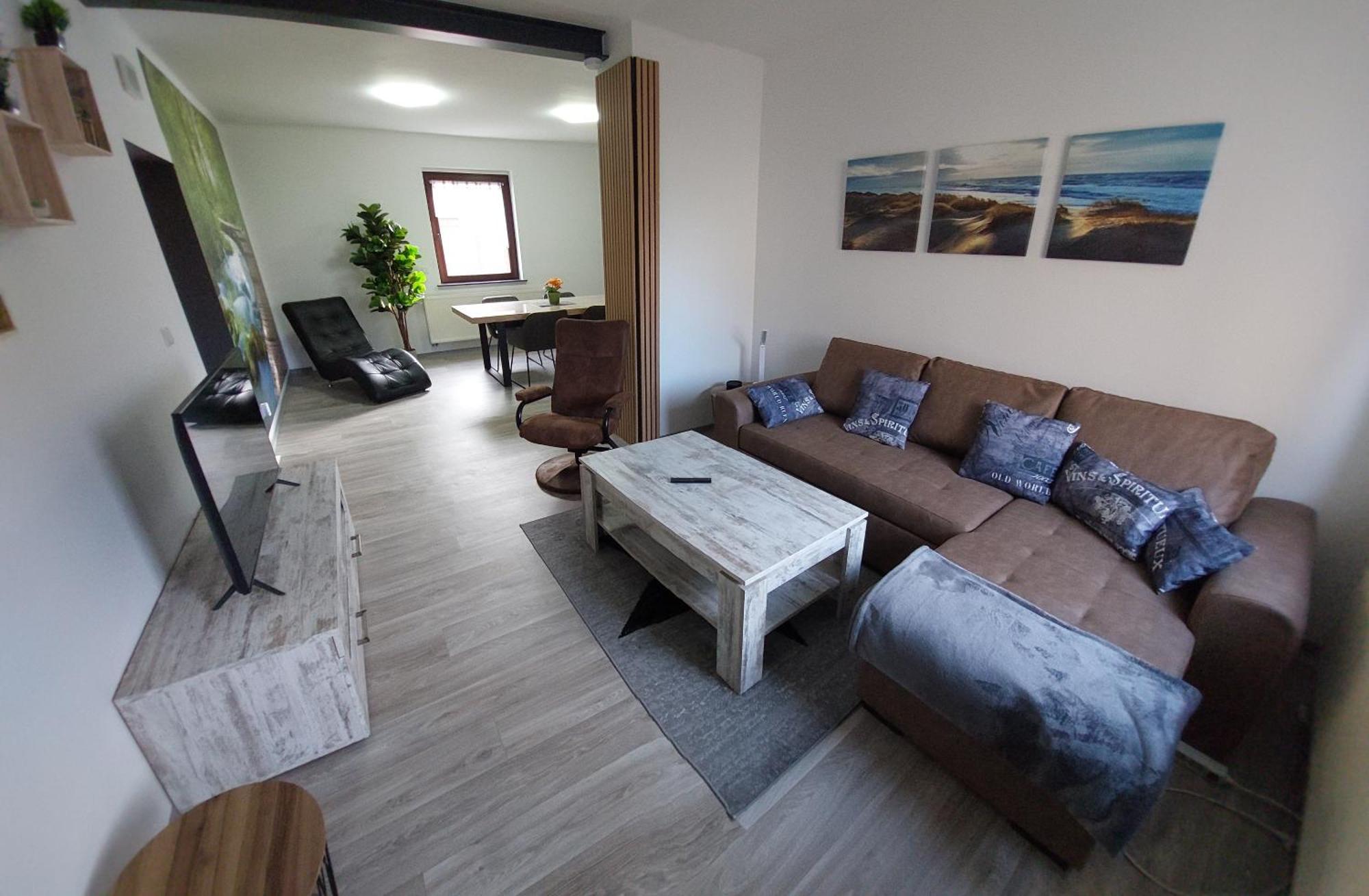 Ganze Ferienwohnung 5 Km Von Erfurt, Mit Kaffeevollautomat, Tv, Wlan, Boxspringbett, Schlafsofa Und Einkaufsmoeglichkeiten, Sehr Gute Anbindung Zur A71 Und A4, Kostenloser Oeff Parkplatz Fuer Pkw Und Transporter Elxleben Esterno foto