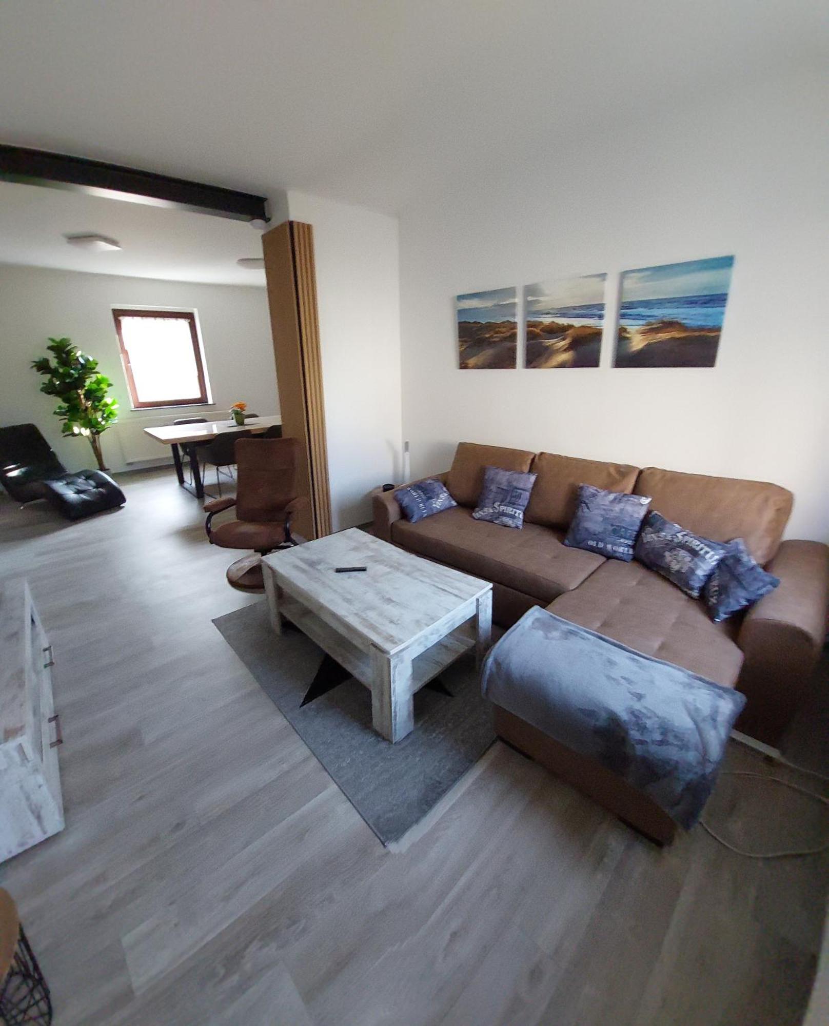 Ganze Ferienwohnung 5 Km Von Erfurt, Mit Kaffeevollautomat, Tv, Wlan, Boxspringbett, Schlafsofa Und Einkaufsmoeglichkeiten, Sehr Gute Anbindung Zur A71 Und A4, Kostenloser Oeff Parkplatz Fuer Pkw Und Transporter Elxleben Esterno foto