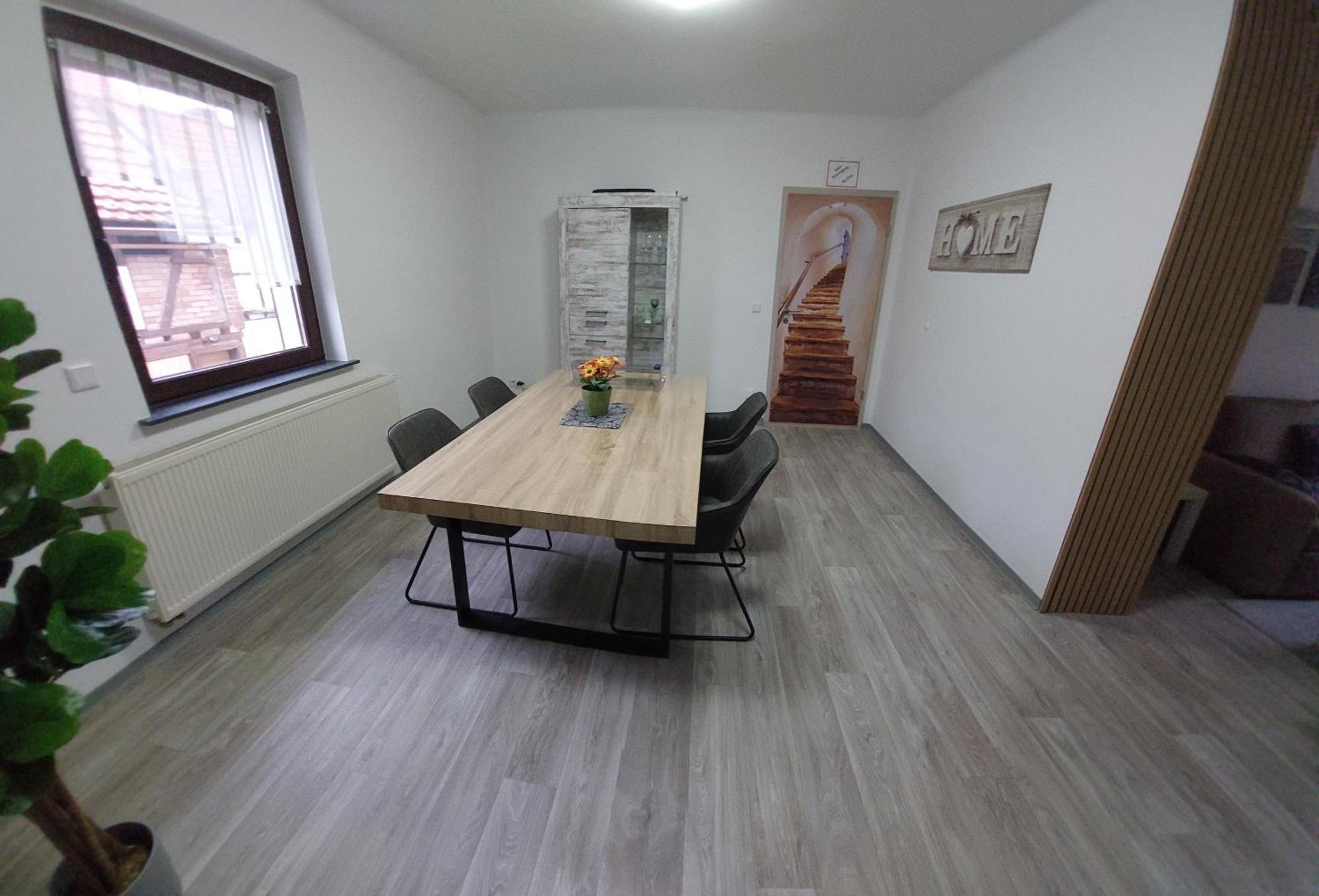 Ganze Ferienwohnung 5 Km Von Erfurt, Mit Kaffeevollautomat, Tv, Wlan, Boxspringbett, Schlafsofa Und Einkaufsmoeglichkeiten, Sehr Gute Anbindung Zur A71 Und A4, Kostenloser Oeff Parkplatz Fuer Pkw Und Transporter Elxleben Esterno foto