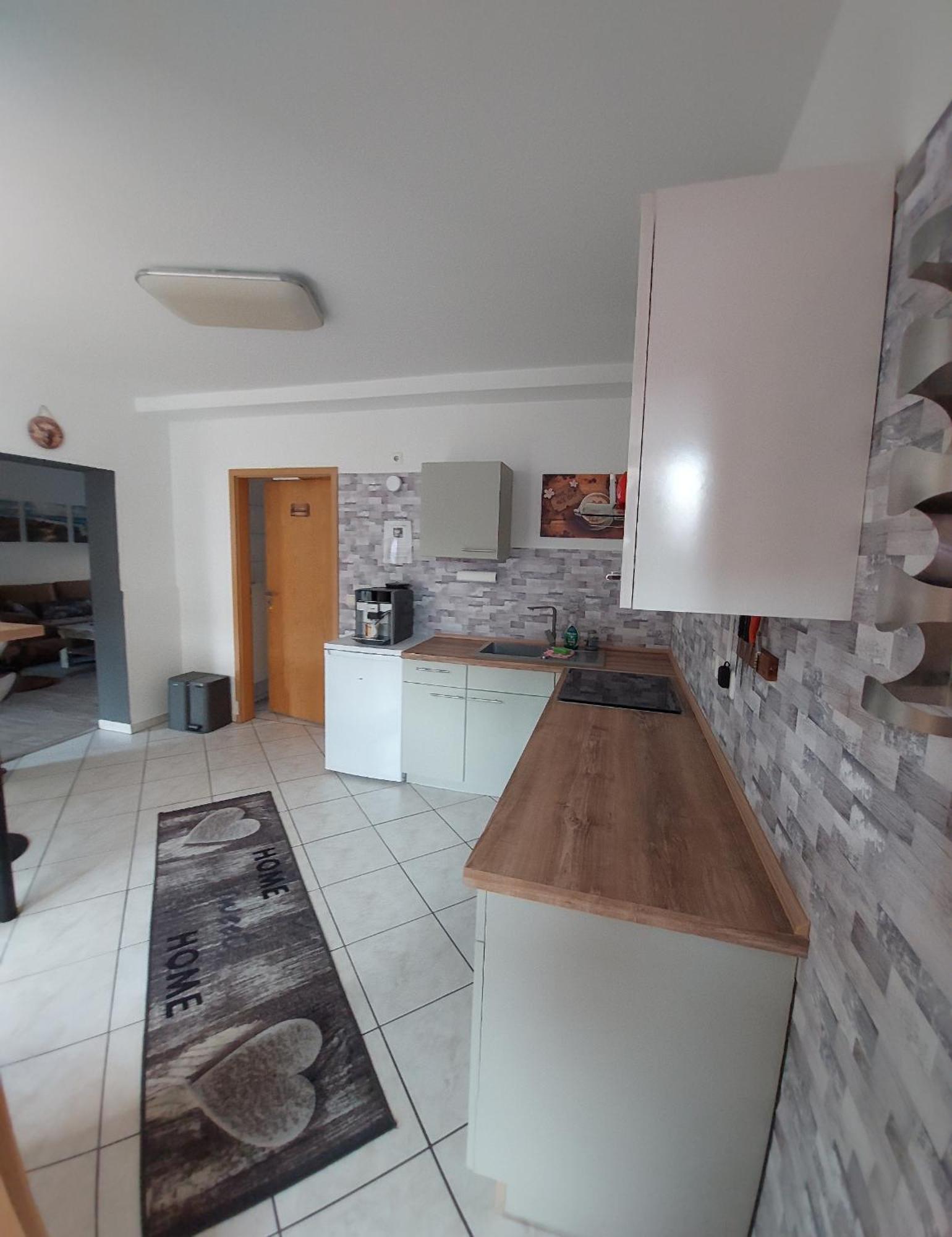 Ganze Ferienwohnung 5 Km Von Erfurt, Mit Kaffeevollautomat, Tv, Wlan, Boxspringbett, Schlafsofa Und Einkaufsmoeglichkeiten, Sehr Gute Anbindung Zur A71 Und A4, Kostenloser Oeff Parkplatz Fuer Pkw Und Transporter Elxleben Esterno foto