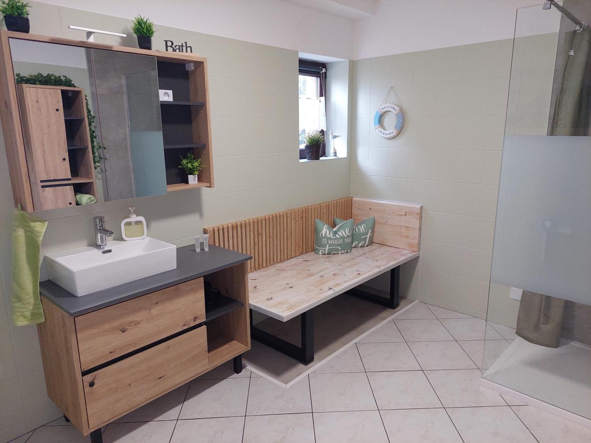Ganze Ferienwohnung 5 Km Von Erfurt, Mit Kaffeevollautomat, Tv, Wlan, Boxspringbett, Schlafsofa Und Einkaufsmoeglichkeiten, Sehr Gute Anbindung Zur A71 Und A4, Kostenloser Oeff Parkplatz Fuer Pkw Und Transporter Elxleben Esterno foto
