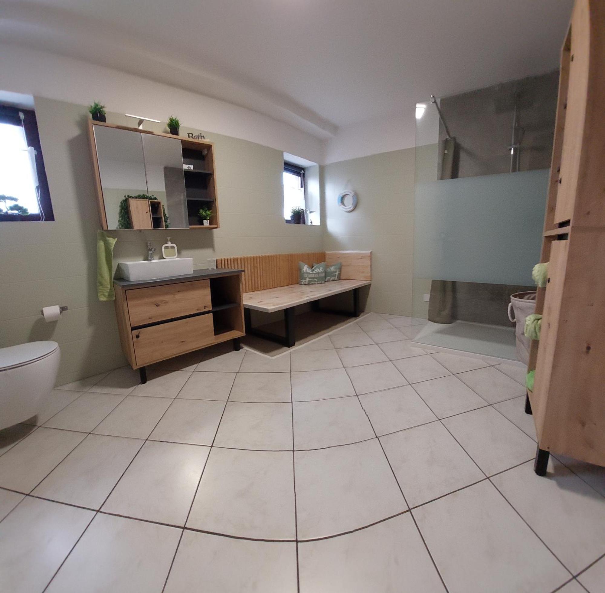 Ganze Ferienwohnung 5 Km Von Erfurt, Mit Kaffeevollautomat, Tv, Wlan, Boxspringbett, Schlafsofa Und Einkaufsmoeglichkeiten, Sehr Gute Anbindung Zur A71 Und A4, Kostenloser Oeff Parkplatz Fuer Pkw Und Transporter Elxleben Esterno foto