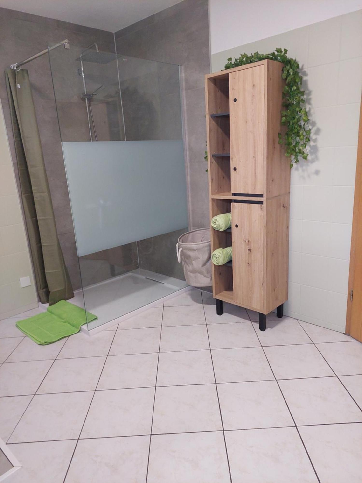 Ganze Ferienwohnung 5 Km Von Erfurt, Mit Kaffeevollautomat, Tv, Wlan, Boxspringbett, Schlafsofa Und Einkaufsmoeglichkeiten, Sehr Gute Anbindung Zur A71 Und A4, Kostenloser Oeff Parkplatz Fuer Pkw Und Transporter Elxleben Esterno foto